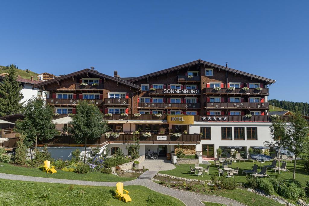 Hotel Sonnenburg — Hotel in Lech