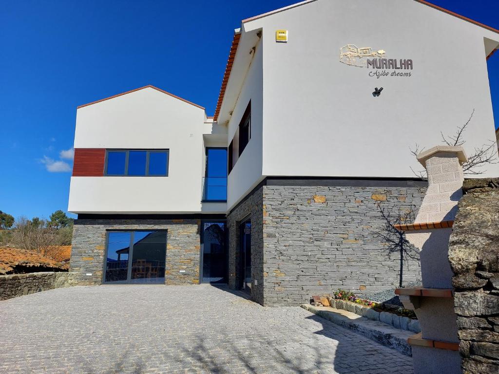 Muralha Azibo Dreams, Santa Combinha