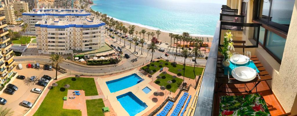 Aloha Playa Apartment with panoramic sea view and pools, Benalmádena