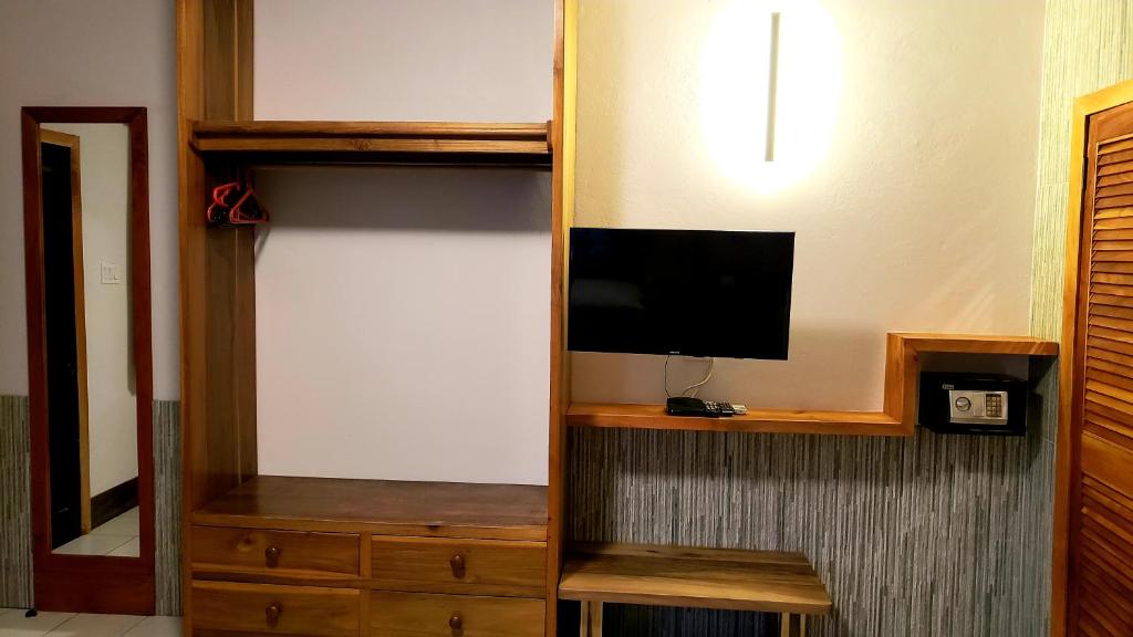 Sunrise Club Hotel — Hotel rooms in Negril