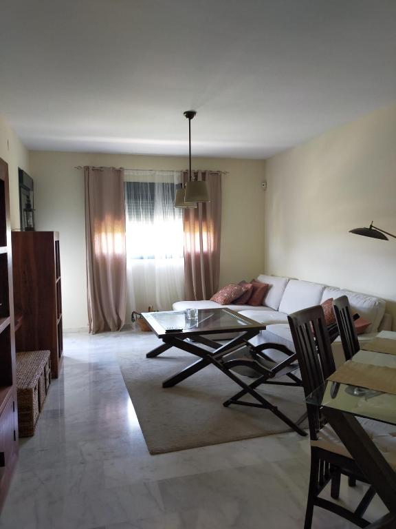 Magnífico apartamento en El Pto de Sta María, Sólo familias o parejas, no aceptamos grupos de jóvenes ni celebraciones, tiene AA, piscina, zona niños y padel - 3