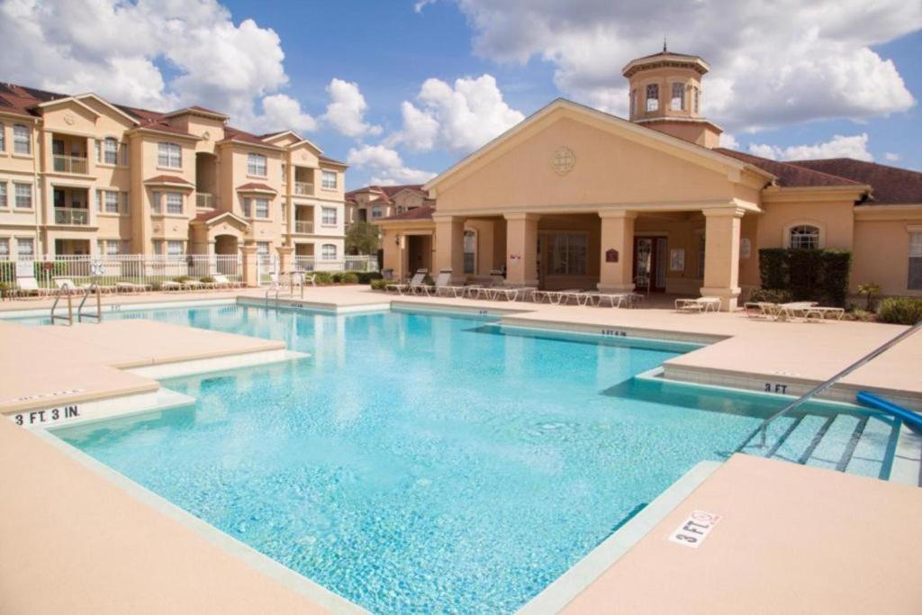 Revived Condo with Pool and 20 minutes from parks, Davenport