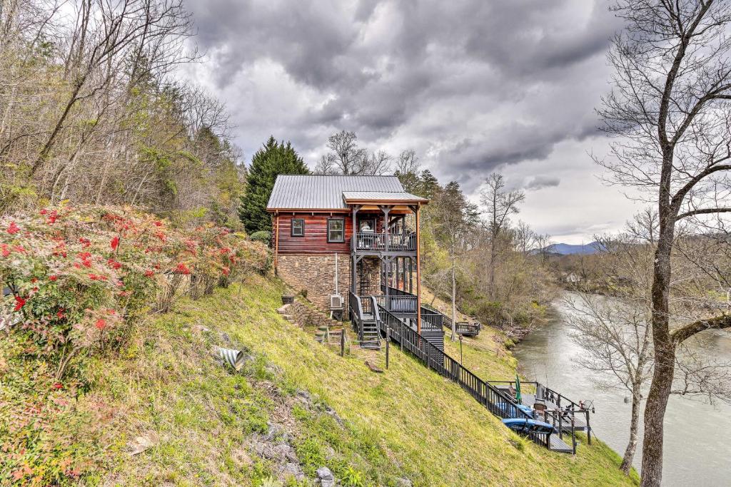 Breathtaking Riverfront Hideaway with Hot Tub!