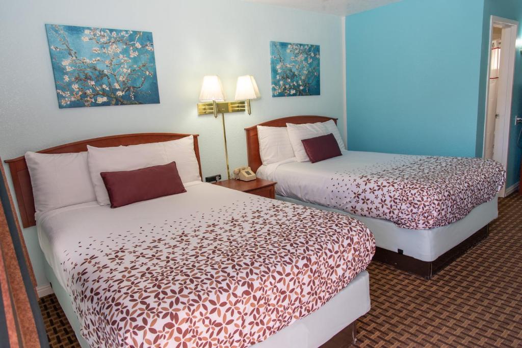 Esquire Inn photo