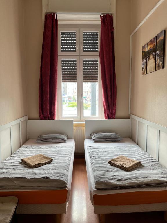 Twin Room with Street View