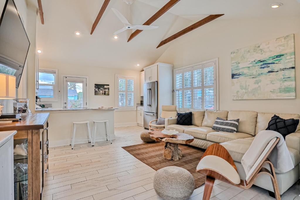 Bright 1940s beach cottage with cabana plus private pool