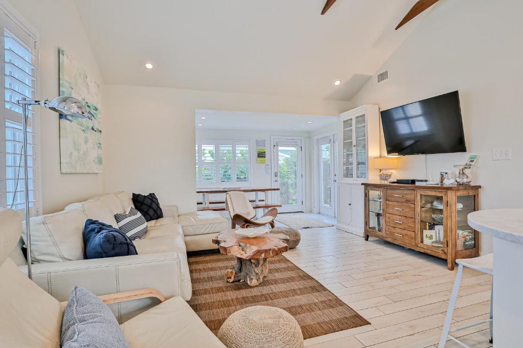 Bright 1940s beach cottage with cabana plus private pool