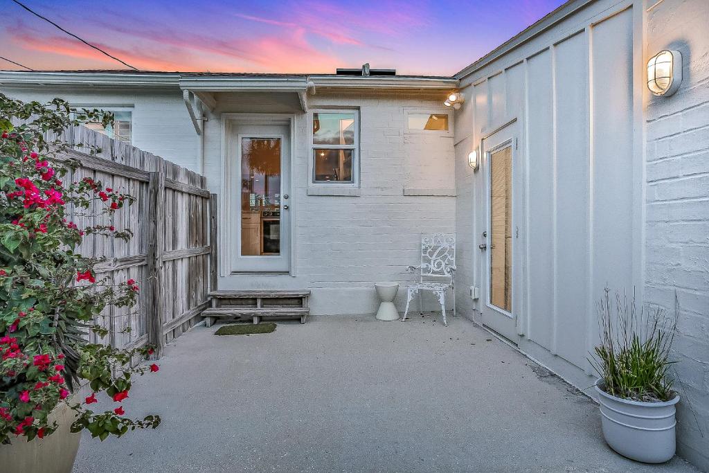 Bright 1940s beach cottage with cabana plus private pool