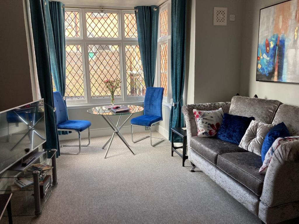 Rooftops - bijou sister apartment to Assembly View - free parking permit provided, Ludlow