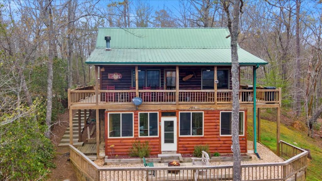 Sweet cabin mountain views, with foosball, firepit
