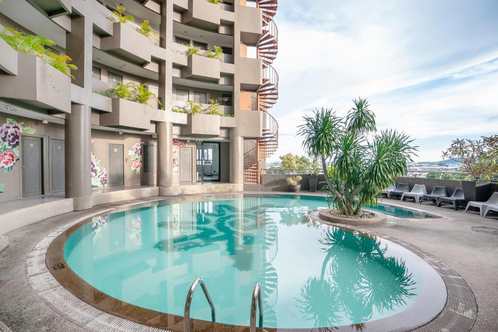 Swimming pool, I Pavilion Hotel Phuket in Phuket
