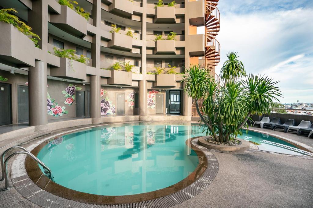 Swimming pool