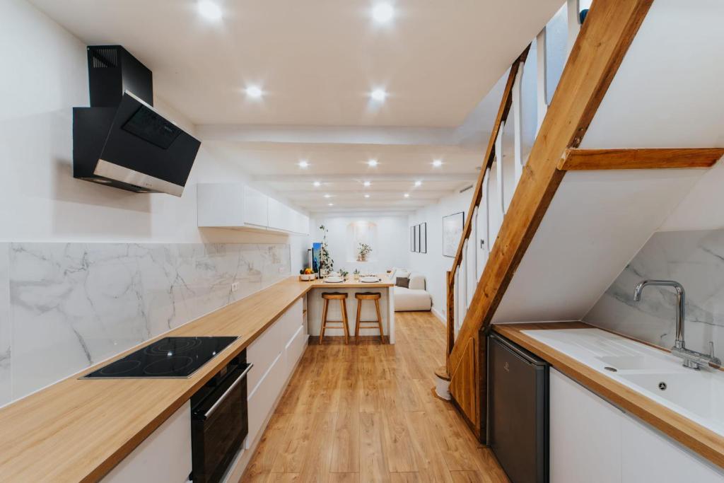 Perfect family-oriented and recently renovated townhouse in the old Antibes - 3