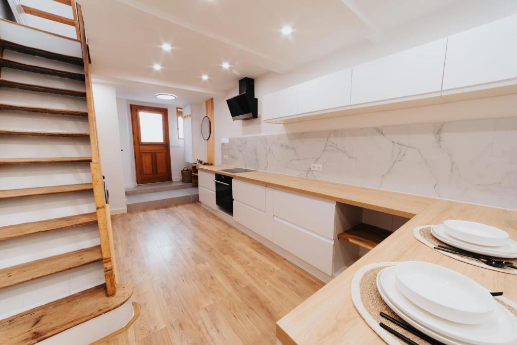 Perfect family-oriented and recently renovated townhouse in the old Antibes - 5