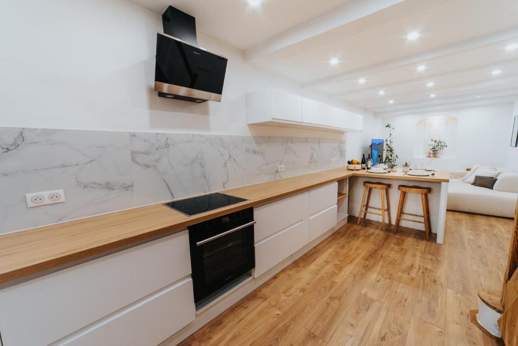 Perfect family-oriented and recently renovated townhouse in the old Antibes - 4