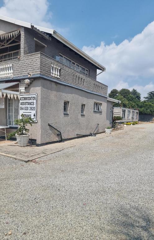 Stay at Home Airport Lodge photo