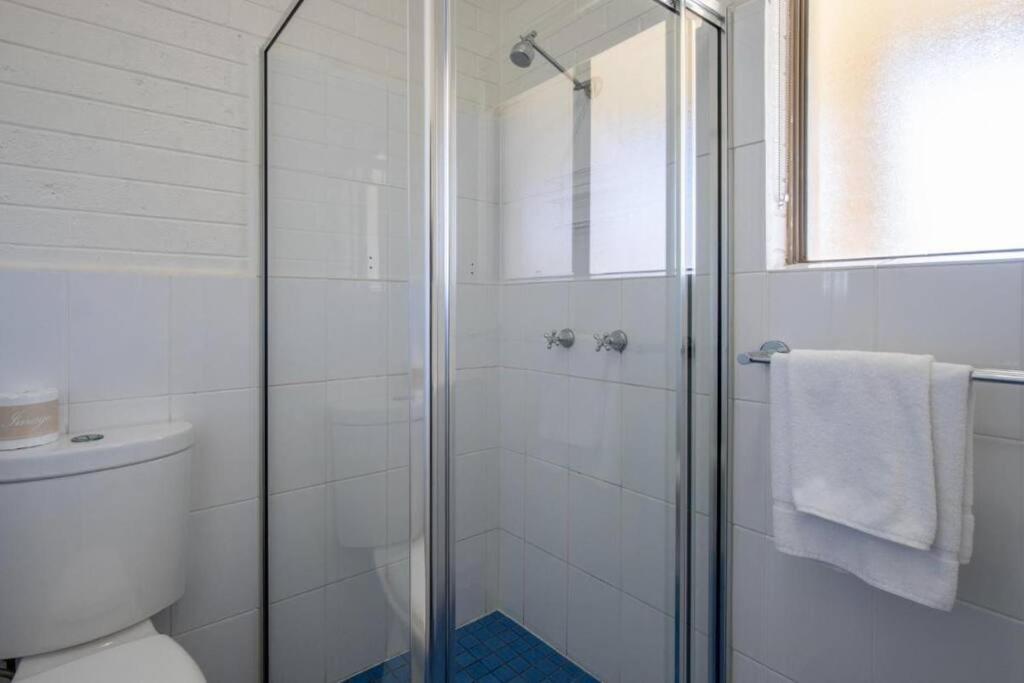 Sunny, 2-bedroom apartment with pool, 200m from Caseys beach photo
