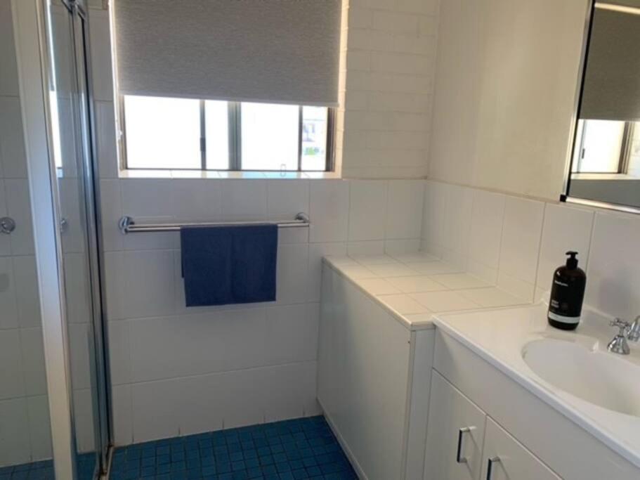 Sunny, 2-bedroom apartment with pool, 200m from Caseys beach photo