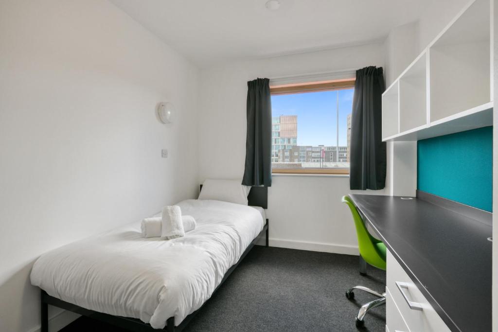 Bright single room next to city centre! photo