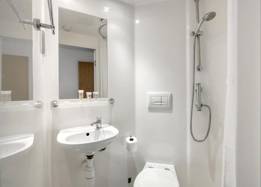 Bright single room next to city centre! photo