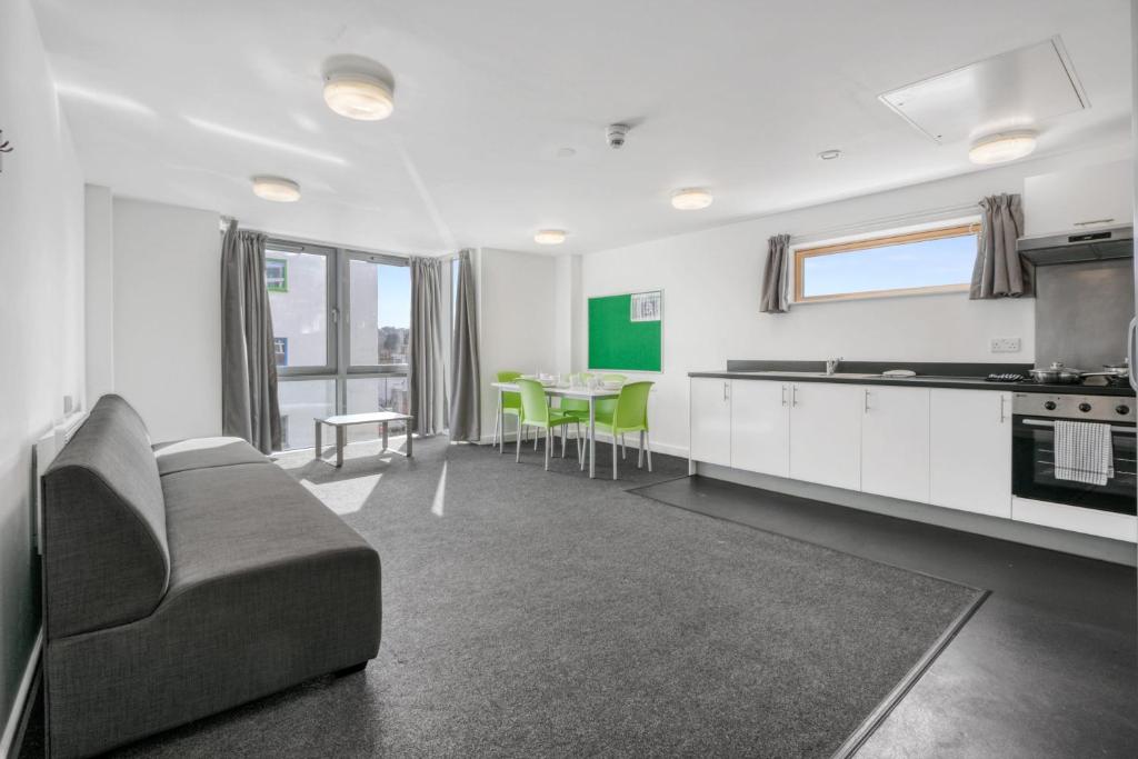 Bright single room next to city centre! photo
