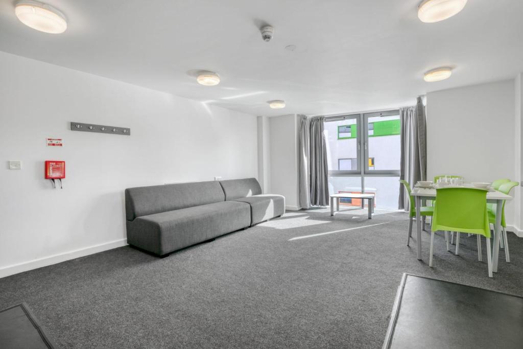 Bright single room next to city centre! photo