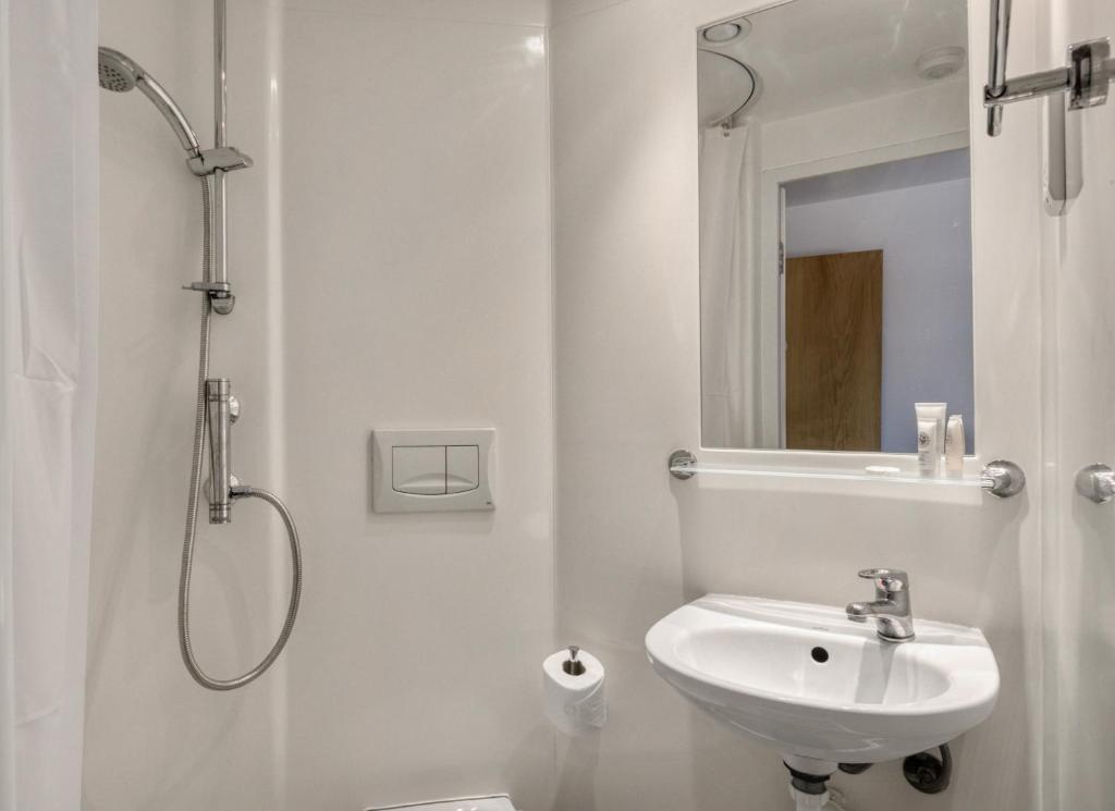 Bright double room next to the city centre! photo