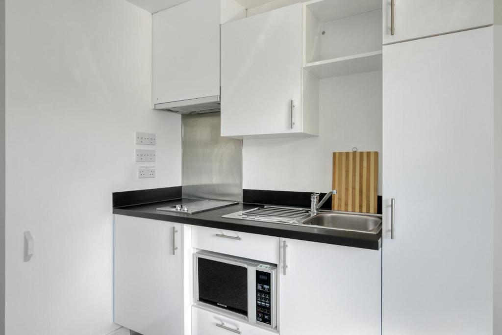 Bright studio next to the city centre! photo