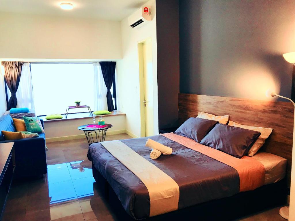 Estudi amb Vista sobre la Piscina

