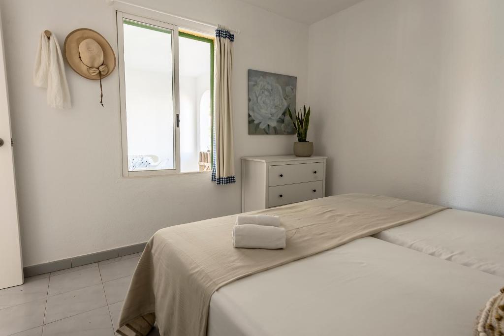 Apartamentos Las Brisas I & II — Hotel rooms in Cala'n Bosch, Balearic Islands