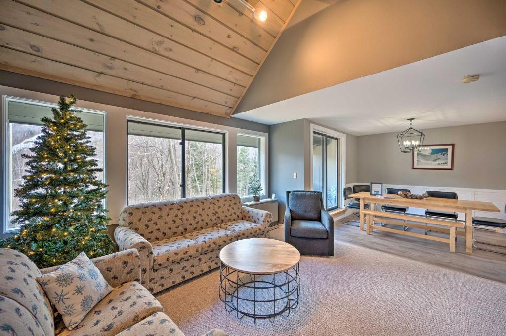 Lincoln Retreat with Village of Loon Amenity Access 전경