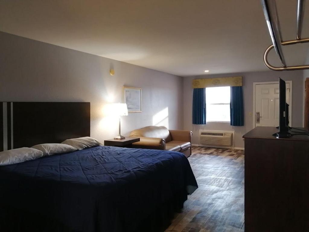 Riata Inn - Crystal City photo
