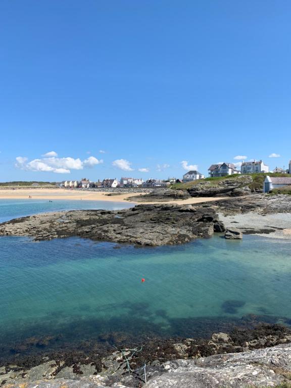 Anglesey Coastal Cottage 200 metres from Beach, Dog and Family Friendly, Trearddur