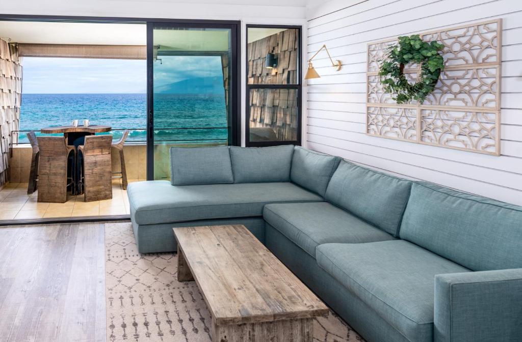 Direct Oceanfront Views Modern Penthouse in Paradise, Kahana