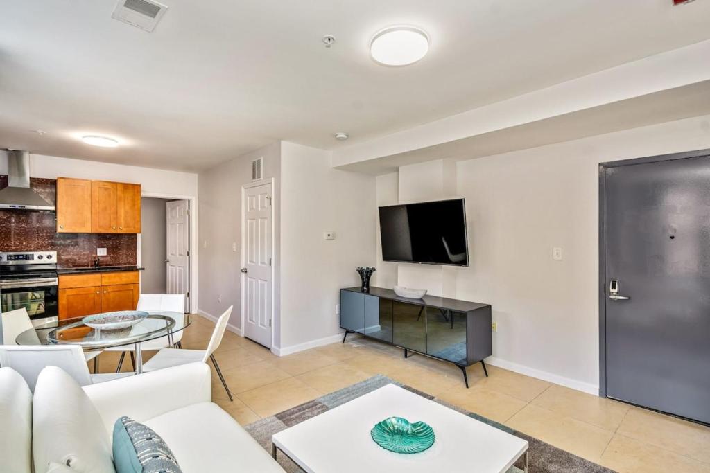 Bright stylish &great location 2bd Apartment photo