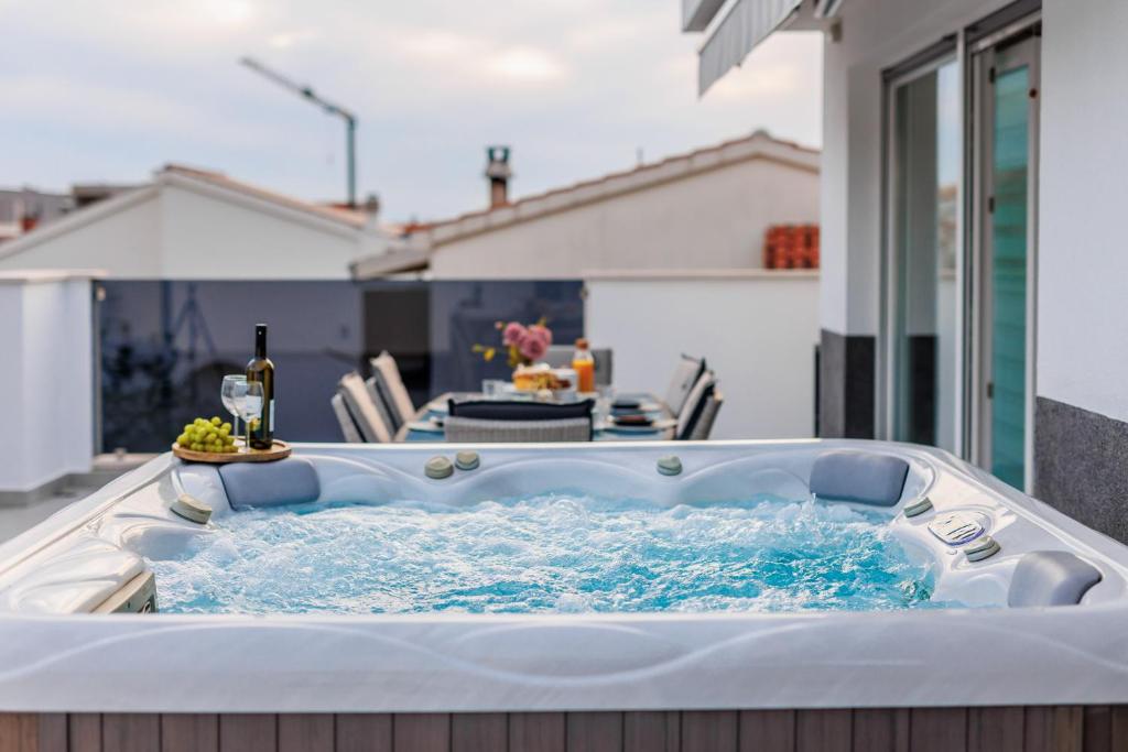 Luxury Apartment Kiara — Hotel in Podstrana
