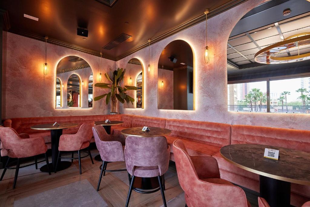 Hotel Gold Arcos 4 Sup - Modern Luxury Experience — Restaurant & bars in Benidorm, Valencian Community
