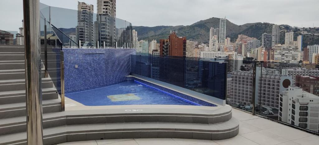 Hotel Gold Arcos 4 Sup - Modern Luxury Experience — Swimming pool in Benidorm, Valencian Community
