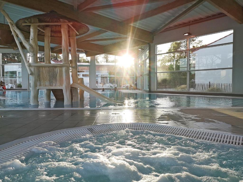 방 데덴 파크 호텔의 쾌적한 실내 수영장