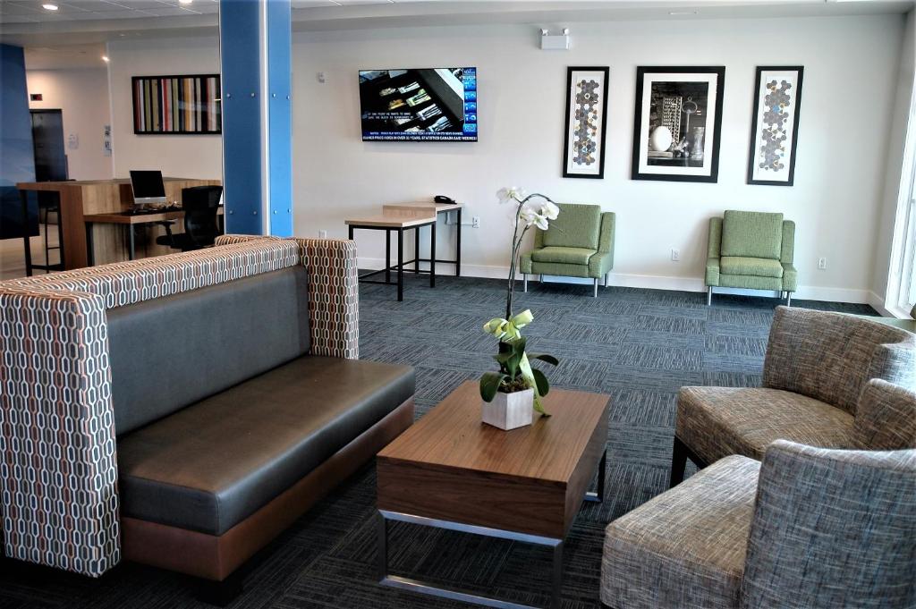 Holiday Inn Express & Suites Edmonton SW - Windermere photo