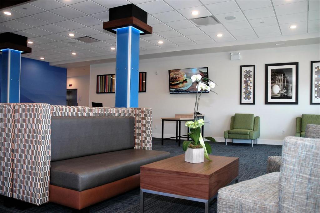Holiday Inn Express & Suites Edmonton SW - Windermere photo