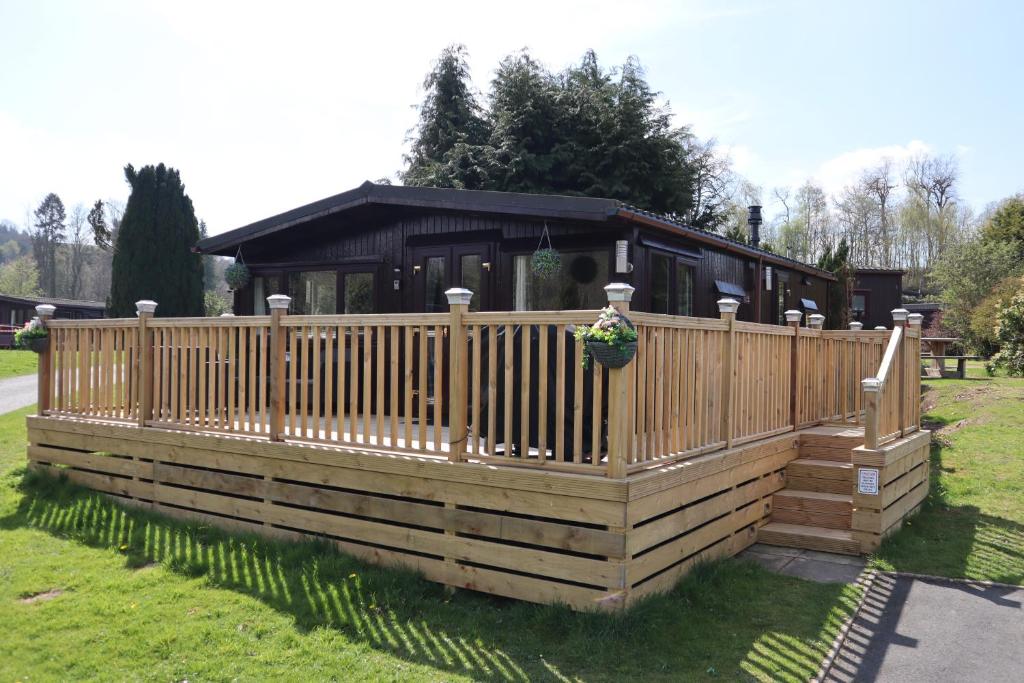 HEDDFAN, Luxury 3 bedroom timber lodge, Now with WiFi, Caer Beris Holiday Park, Builth Wells, SORRY NO TRADESMEN OR CONTRACTORS ALLOWED, Builth Wells