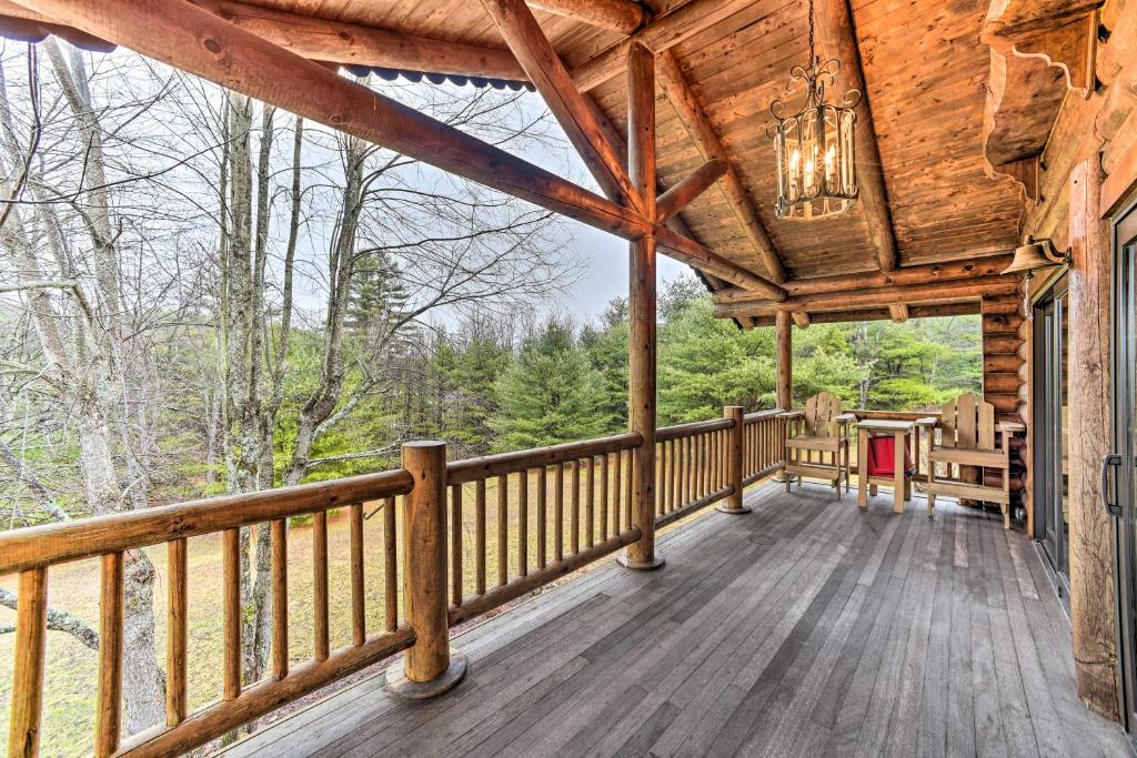 Spacious Cabin with Decks Near Saratoga Springs, Middle Grove