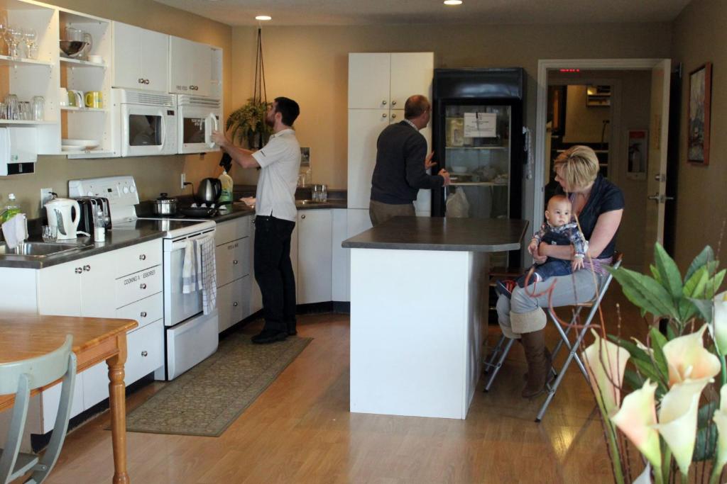 Kitchen, Painted Turtle Guesthouse in Nanaimo (BC)