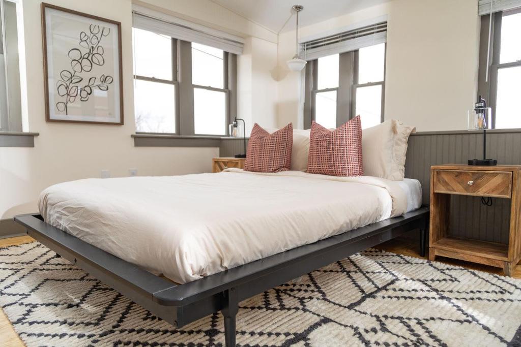 Beautiful Loft W Sleek Furnishings Near Downtown