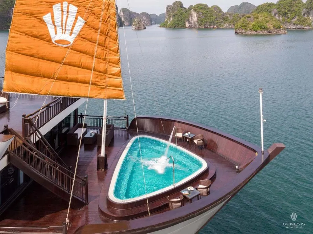 Genesis Luxury Regal Cruises, hotel in Ha Long