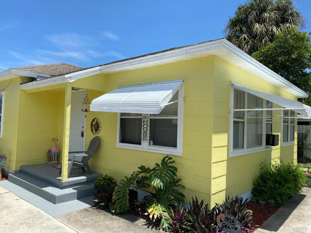 ARTIST BEACH RETREAT 5Min to Beach New Kitchen Fenced Backyard Patio Grill Firepit Driveway Parking photo