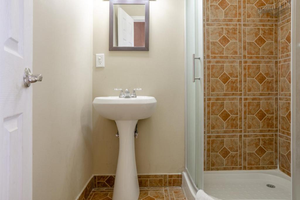 Capital O Hotel Villa Azura photo