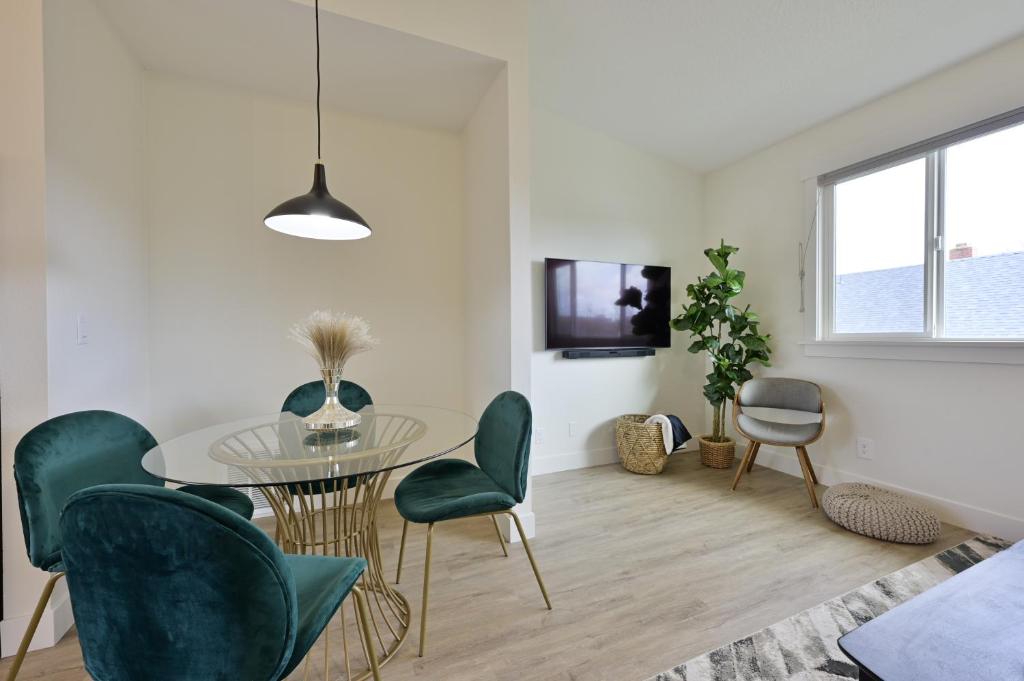 Modern Upstairs Loft - Newly Renovated!