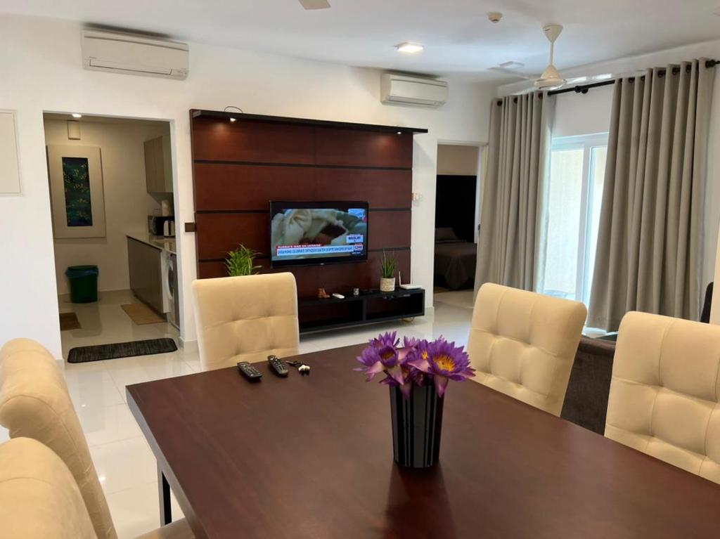 Fairway 2 Bedroom Luxury Apartment with Gym and Pool — Hotel in Colombo